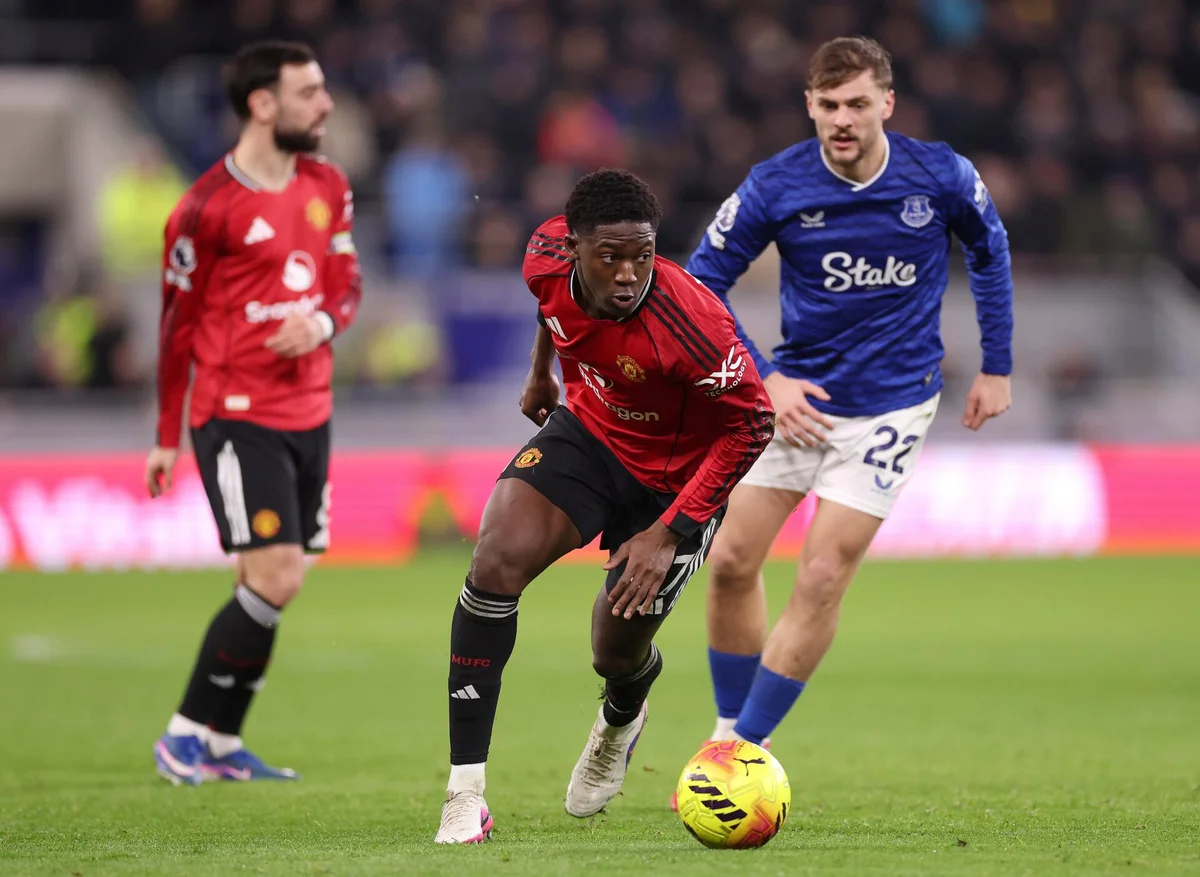 英超球员在比赛中拼抢和开云体育